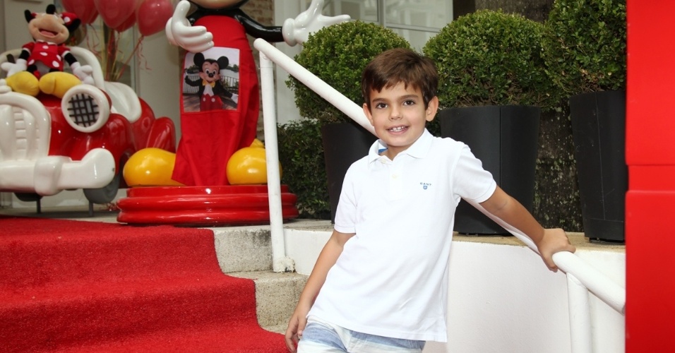 7.mar.2015 - Rodrigo, filho do apresentador Faustão, vai ao aniversário de um ano de Alexandre, filho da apresentadora Ana Hickmann