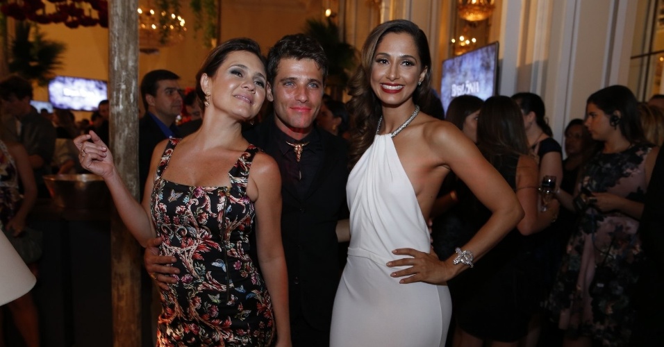 7.mar.2015 - Bruno Gagliasso posa com Adriana Esteves e Camila Pitanga na festa de "Babilônia", no Copacabana Palace, no Rio