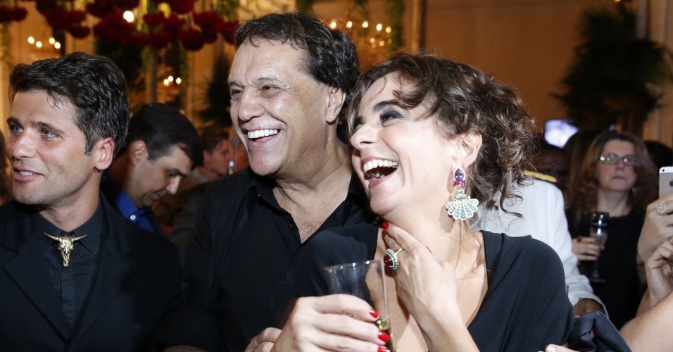 7.mar.2015 - Os diretores Denis Carvalho e Maria de Médicis se divertem na festa de da novela "Babilônia", da Globo