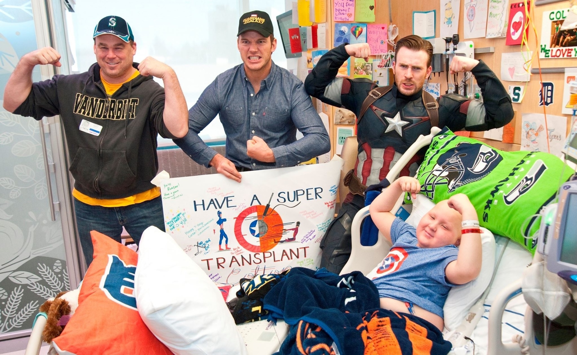 Chris Pratt e Chris Evans visitam hospital infantil de Seattle - Divulgação/Seattle Children's Hospital