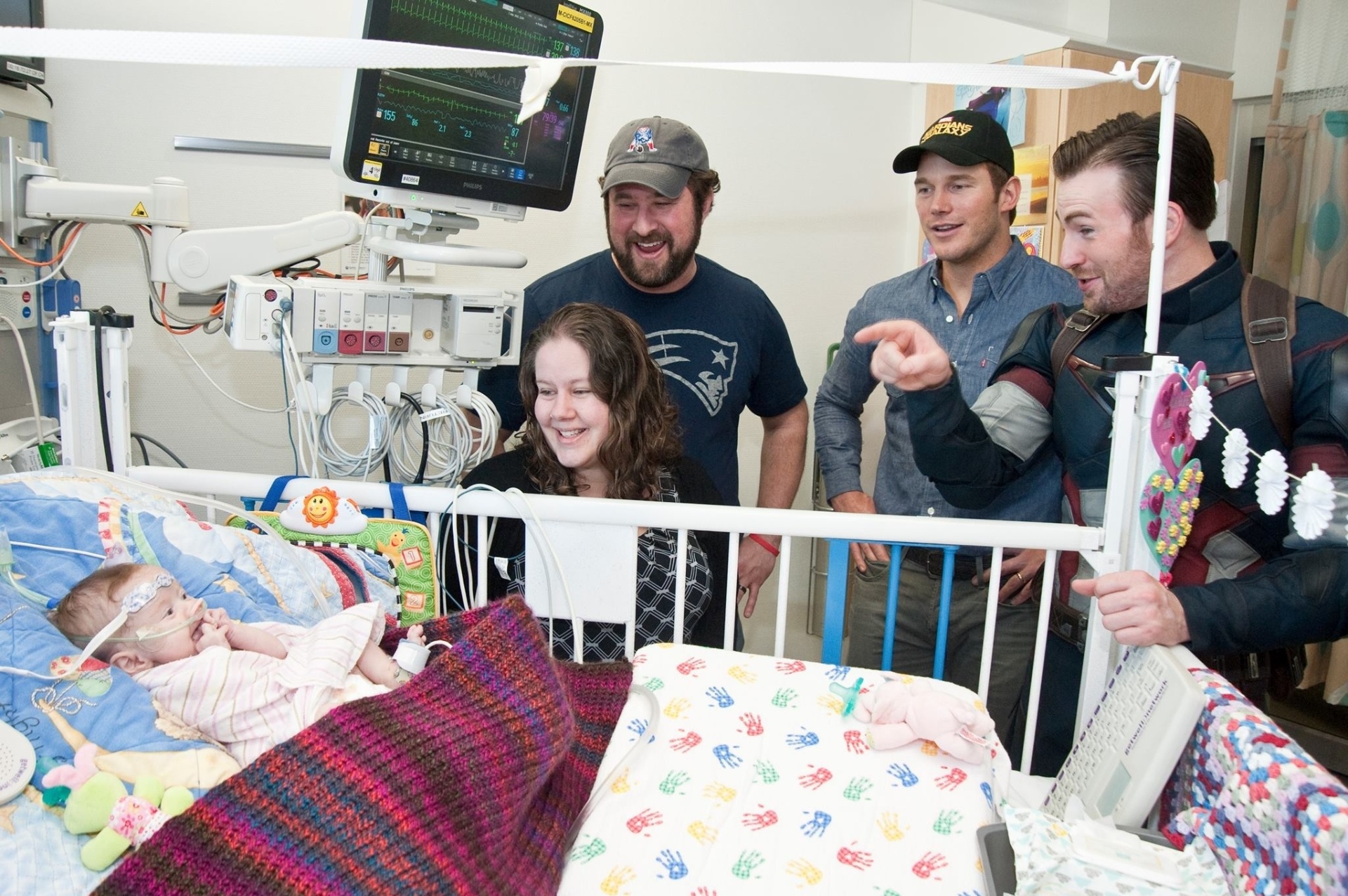 Chris Pratt e Chris Evans visitam hospital infantil de Seattle - Divulgação/Seattle Children's Hospital