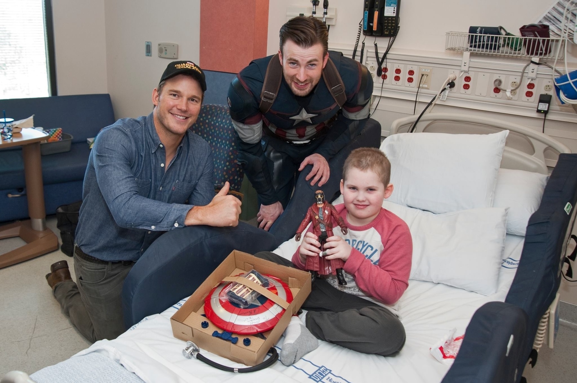 Chris Pratt e Chris Evans visitam hospital infantil de Seattle - Divulgação/Seattle Children's Hospital