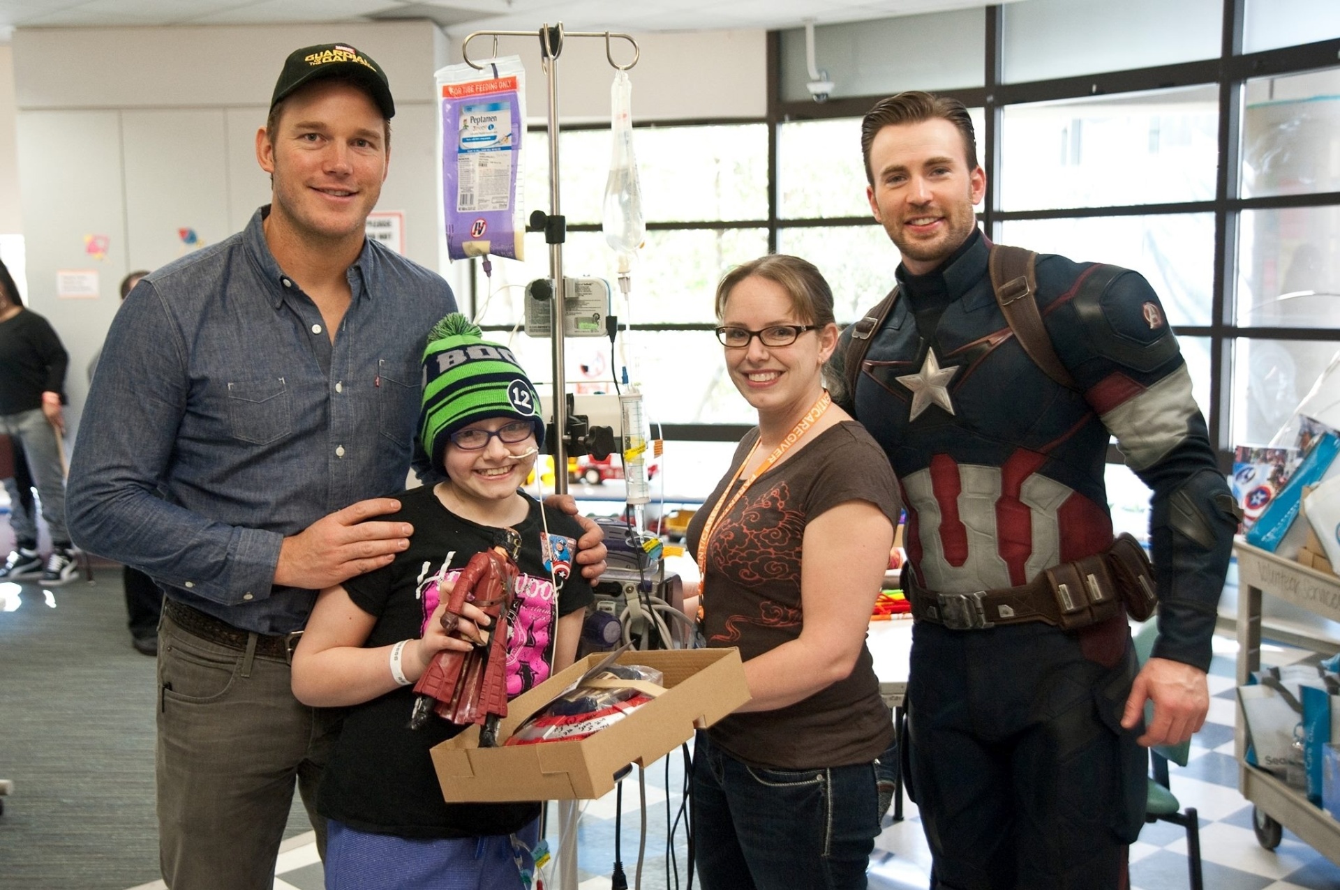 Chris Pratt e Chris Evans visitam hospital infantil de Seattle - Divulgação/Seattle Children's Hospital