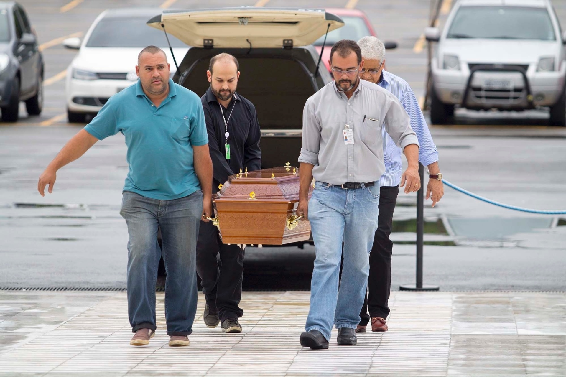 09.mar.2015 - Corpo de Inezita Barroso chega chega para ser velado na Assembleia Legislativa de São Paulo; cantora morreu aos 90 anos no Hospital Sírio-Libanês, em São Paulo, na noite deste domingo, por conta de uma insuficiência respiratória aguda. - Marcelo Gonçalves/Sigmapress/Estadão Conteúdo