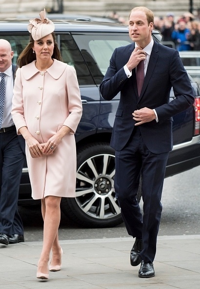 09.mar.2015 - Kate Middleton comparece a evento em Westminster e mostra que já está com barrigão