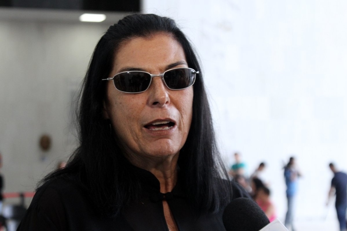 09.mar.2015 - Marta Barroso, filha de Inezita Barroso, dá entrevista durante o velório da mãe, na Assembléia Legislativa de São Paulo. Cantora de 90 anos morreu na noite deste domingo (8), no Hospital Sírio-Libanês, em São Paulo, vítima de insuficiência respiratória aguda - Paduardo/AgNews