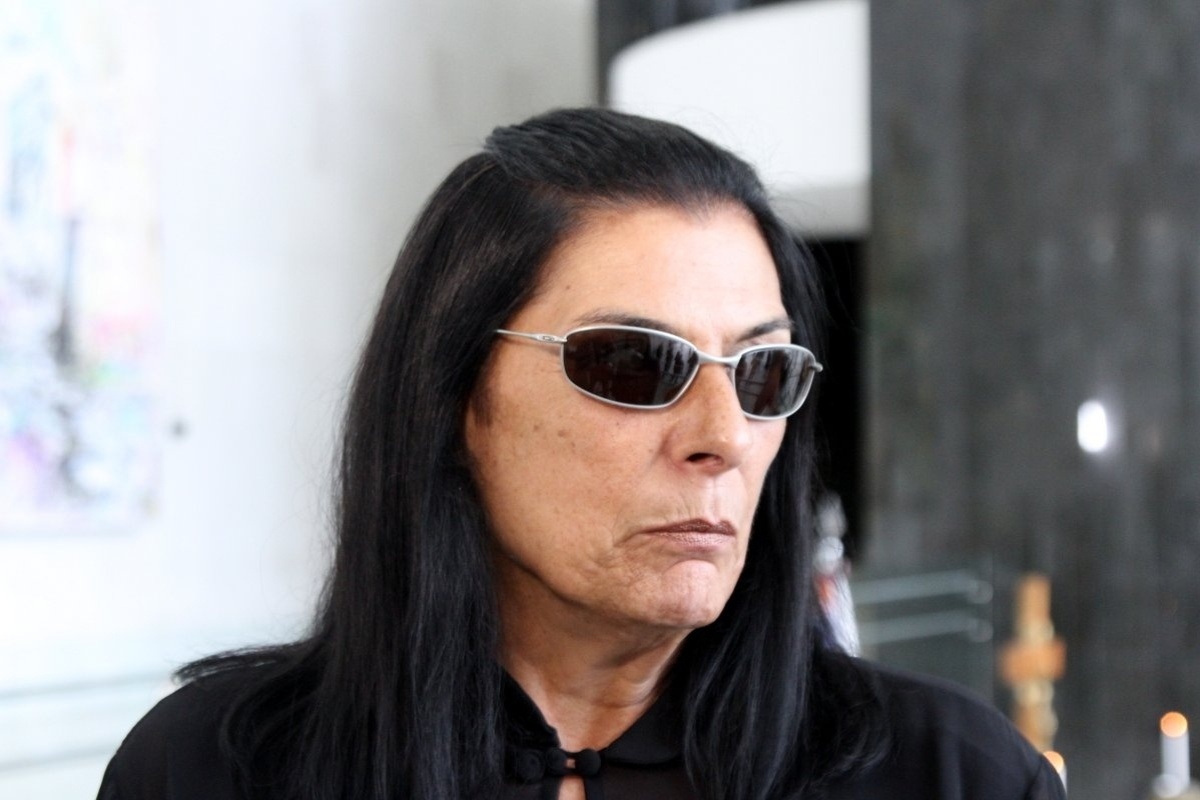 09.mar.2015 - Marta Barroso, filha de Inezita Barroso, dá entrevista durante o velório da mãe, na Assembléia Legislativa de São Paulo. Cantora de 90 anos morreu na noite deste domingo (8), no Hospital Sírio-Libanês, em São Paulo, vítima de insuficiência respiratória aguda - Paduardo/AgNews