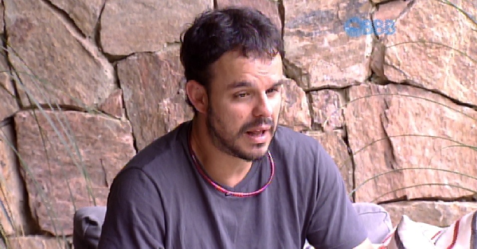 9.mar.2015 - Em conversa com Fernando, o poeta Adrilles lamenta a falta de mulheres na casa