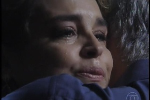 Beatriz chora após Cláudio anunciar que vai morar com Leonardo