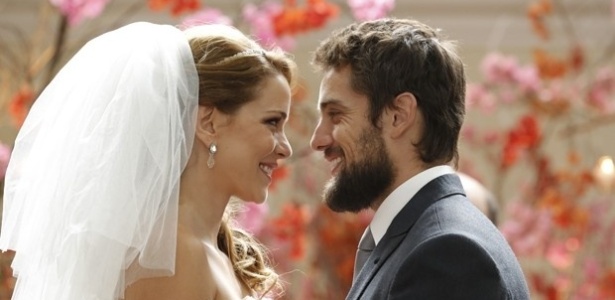 Em "Império", Cristina e Vicente se casam e Maria Clara diz que viajará para o exterior