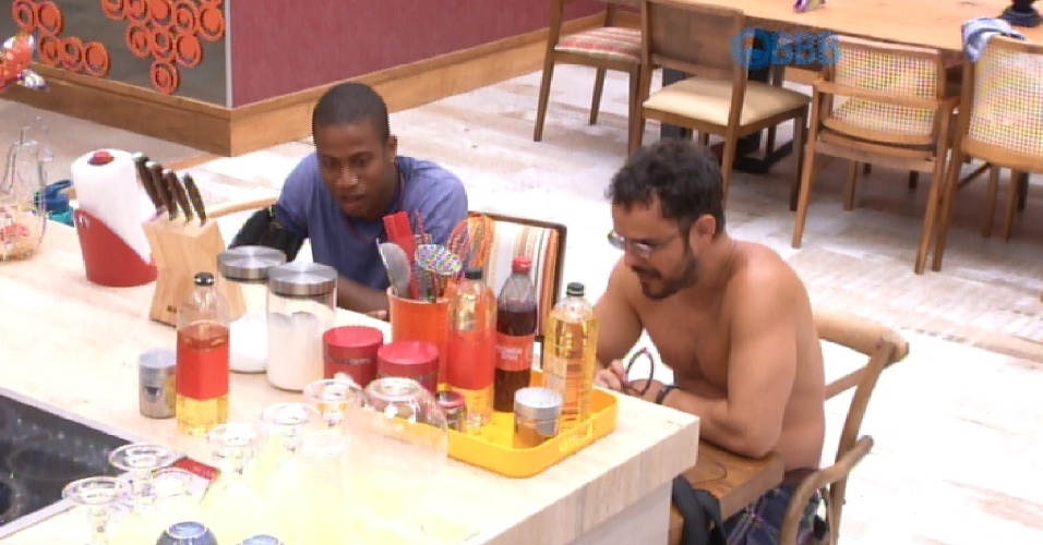 10.mar.2015 - Adrilles e Luan conversam na cozinha e lembra de Tamires e falam sobre o jogo