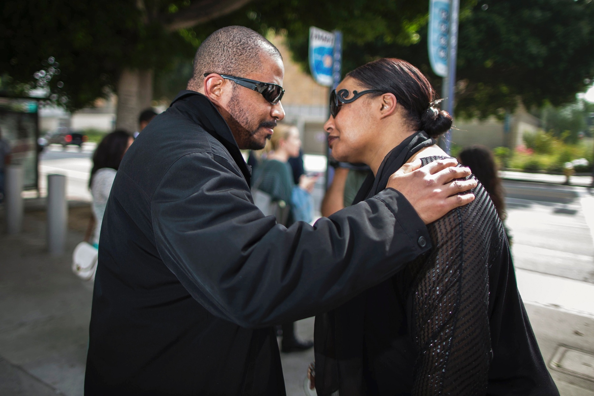 10.mar.2015 - Nona Gaye e Marvin Gaye III, filhos de Marvin Gaye, conversam com a imprensa após o resultado do julgamento em Los Angeles - Lucy Nicholson/Reuters