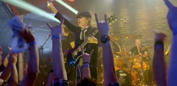 O guitarrista Angus Young em ação no videoclipe da canção "Rock The Blues Away" - Reprodução