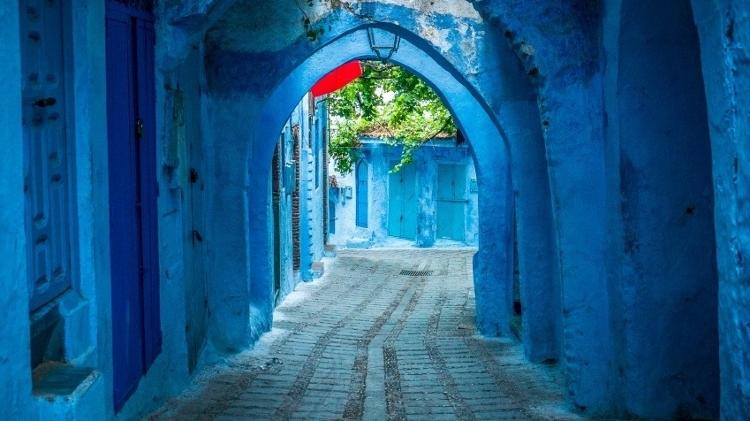 Apesar de azul ser considerada um cor fria, as vielas antigas de Chefchaouen são acolhedoras - Getty Images - Getty Images