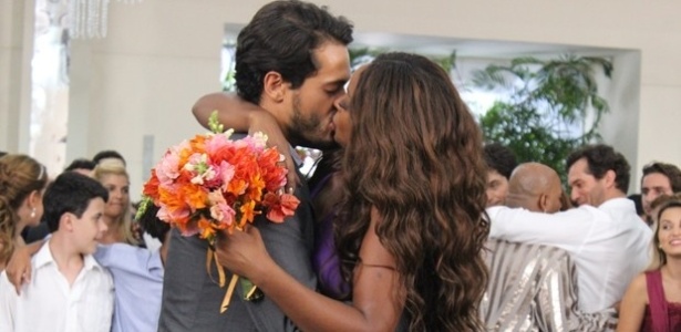 Juju Popular pega buquê de Cristina e comemora com beijo em Arnoldão