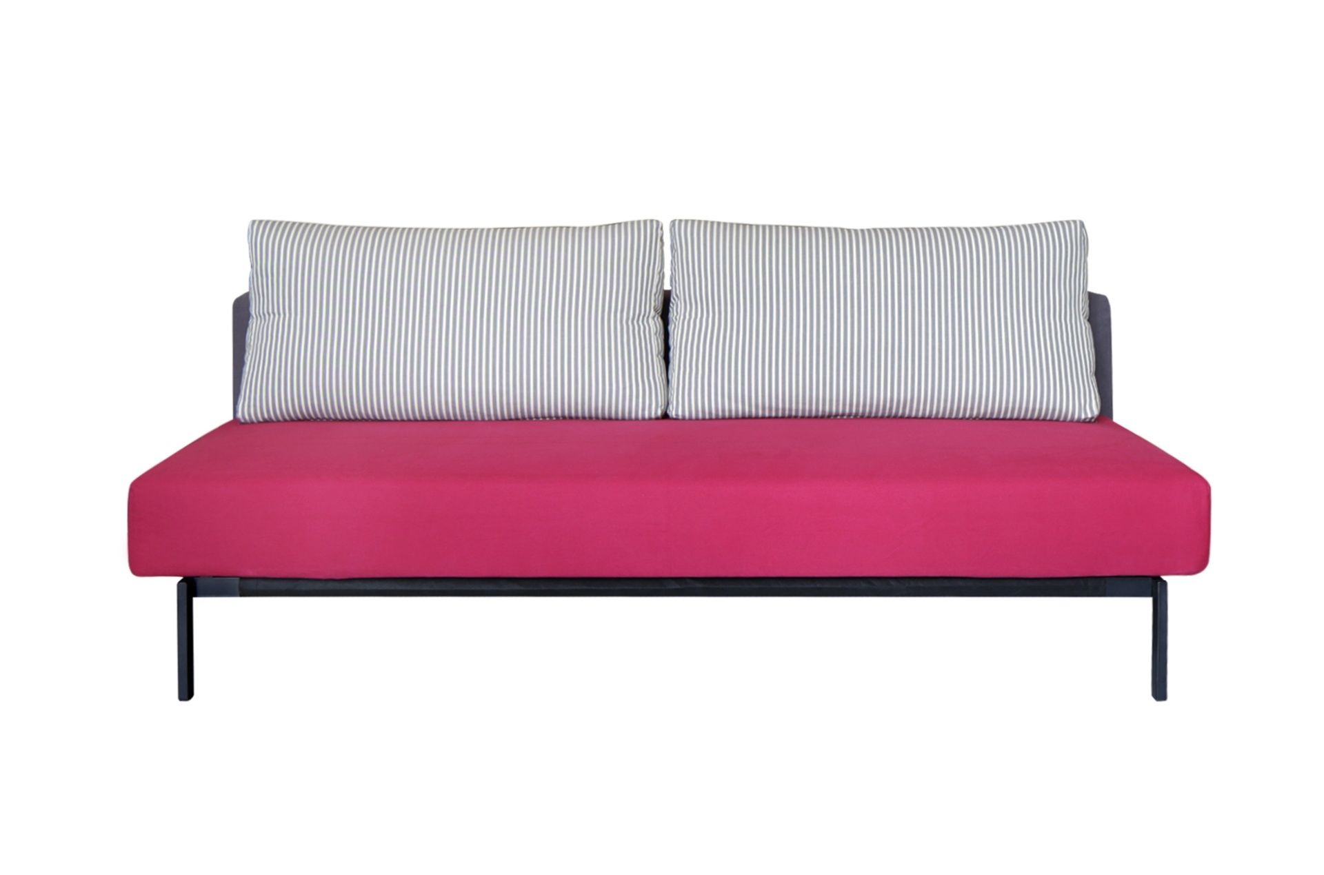 O sofá-cama Clic Clac Madrid tem estrutura metálica e espuma revestida em lonita. As duas almofadas possuem capa em sarja listrada. O móvel, quando fechado, mede 200 cm por 93,5 cm por 61 cm e aberto, 200 cm por 140 cm por 41 cm. A peça é vendida na Futon Company (www.futon-company.com.br)  | Para outras informações, entre em contato com o fornecedor - Divulgação