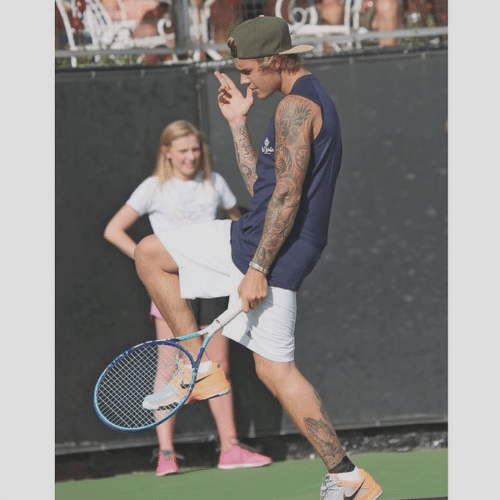 10.mar.2015 - Justin Bieber exibe tatuagens nos braços e pernas em uma partida de tênis beneficente nos Estados Unidos, nesta terça-feira