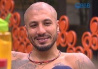 Cézar malha por mais de duas horas e Fernando desconfia: "Não é possível" - Reprodução / TV Globo