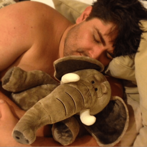 11.mar.2015 - Na madrugada, César Menotti se ajeita na cama com um elefante de pelúcia para dormir e faz um "autobullying" na nesta quarta-feira