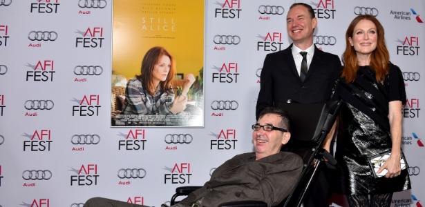 12.nov.2014 - Os diretores Richard Glatzer (em cadeira de rodas) e Wash Westmoreland posam com a atriz Julianne Moore, durante o AFI Fest 2014, antes da exibição especial de "Para Sempre Alice" - Alberto E. Rodriguez/Getty Images