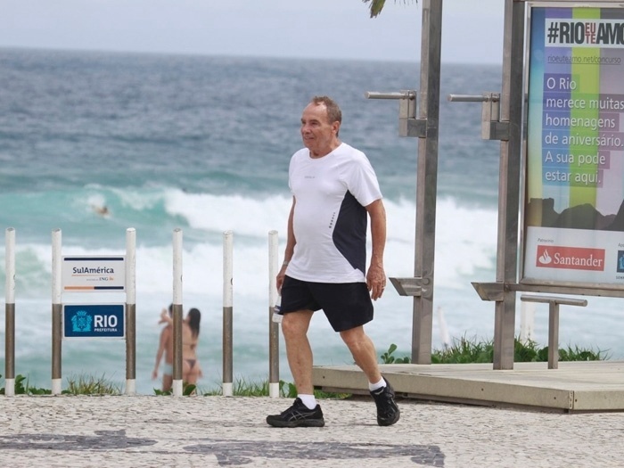 17.mar.2013 - Para manter a saúde em dia, Stênio Garcia caminha na praia da Barra da Tijuca, zona oeste do Rio