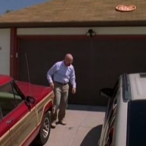 Cena de "Breaking Bad" em que Walt (Bryan Cranston) joga uma pizza no telhado