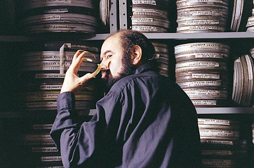 José Mojica Marins na biblioteca de seu escritório em São Paulo - Otavio Dias de Oliveira/Folha Imagem