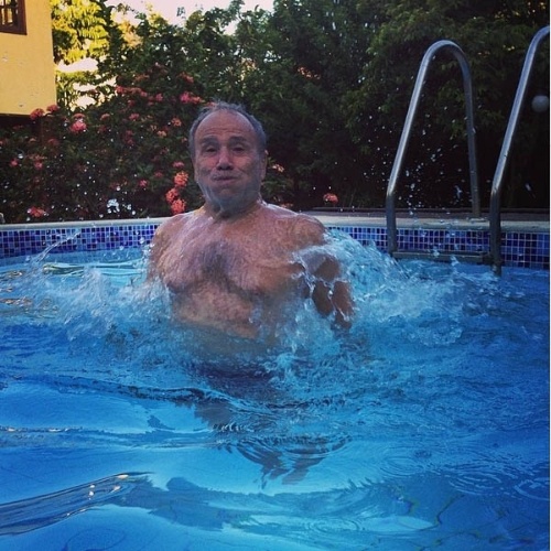 No Instagram, Marilene publica uma foto do marido na piscina: "Meu menino lindo que amo muito pulando e fazendo careta. Adorooooo", escreveu