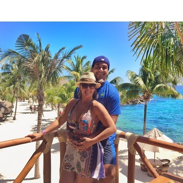 12.mar.2015 - Carla Perez e Xanddy curtem férias no México. A apresentadora publicou nesta quinta-feira (12) uma foto ao lado do marido em um cenário paradisíaco