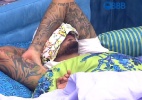Ao lado de Amanda, Fernando dorme com blusa de Aline no rosto - Reprodução / TV Globo
