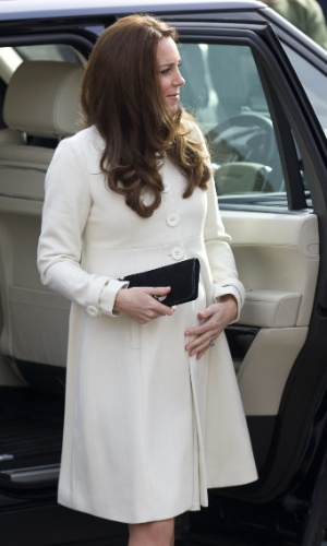 12.mar.2015 - Grávida de oito meses, Kate Middleton chega para visitar os estúdios da série "Downton Abbey" em Londres