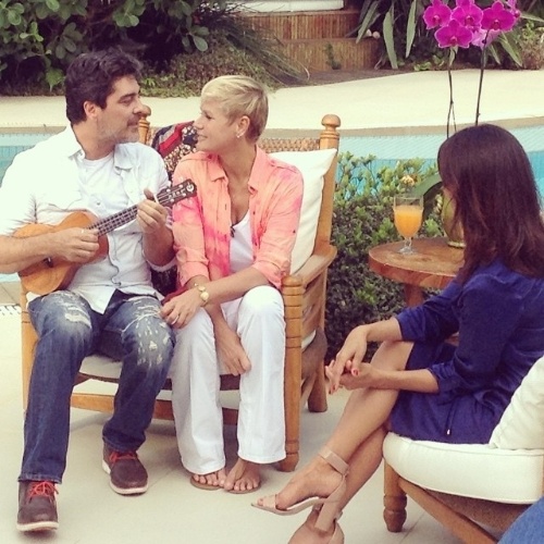 12.mar.2015 - Junno canta para Xuxa na primeira entrevista da apresentadora como contratada da Record, que vai ao ar no próximo domingo (15)