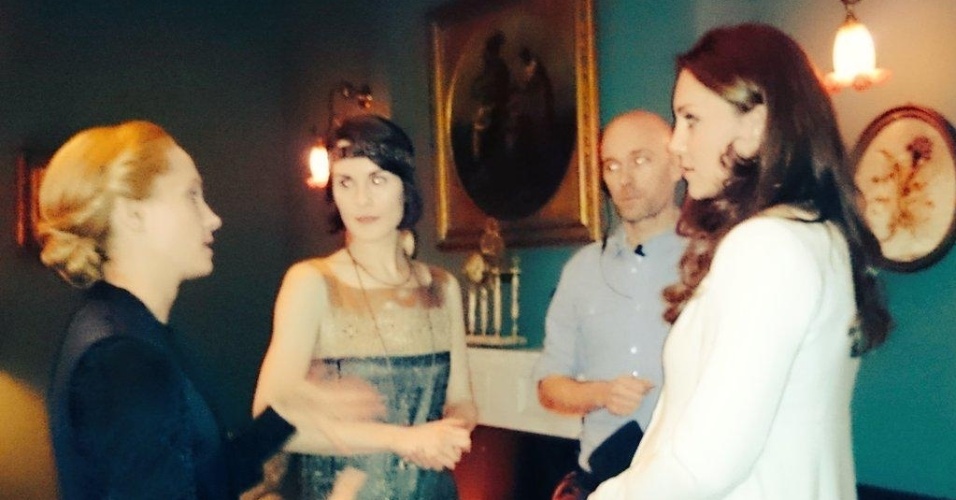 12.mar.2015 - Kate Middleton conversa com as atrizes Joanne Froggatt e Michelle Dockery - respectivamente Anna e Lady Mary - durante visita ao set de gravações de "Downton Abbey", em Londres