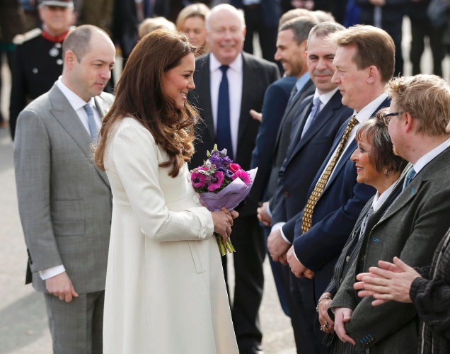 12.mar.2015 - Kate Middleton cumprimenta os produtores da série "Downton Abbey" durante visita ao set da atração, em Londres