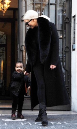 12.mar.2015 - Kim Kardashian deixa hotel em Paris, na França, acompanhada da filha, North West. Kim esteve na capital francesa para acompanhar os desfiles da Semana de Moda de Paris