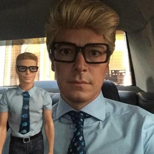 12.mar.2015 - Rodrigo Faro está pronto para namorar a Barbie. Nesta quinta-feira, ele mostrou uma foto em que aparece como o personagem Ken. "Olha gente!!!! Virei o boneco Ken...", disse o apresentador, de óculos e peruca loira