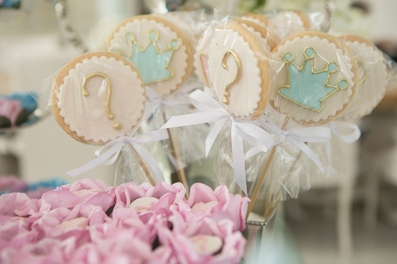 álbum com decoração do chá de bebê da Daniela Albuquerque | Para não parecer que se tratava de um chá de bebê de gêmeos, a empresa Geo Nuzzi Festas brincou com a dúvida sobre o sexo do bebê de Daniela Albuquerque, usando pirulitos de biscoito, da Sucre et Sale (www.sucresale.com.br), com ponto de interrogação - Daniela Margotto/Divulgação
