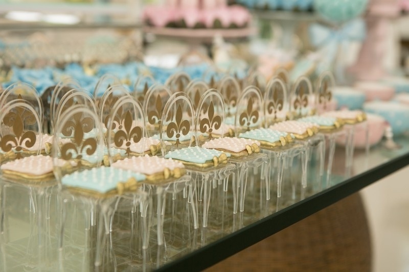 álbum com decoração do chá de bebê da Daniela Albuquerque | Biscoitinhos de baunilha com canela, da Ateliê Cookies Cakes, foram servidos em mini-cadeiras de acrílico - Daniela Margotto/Divulgação