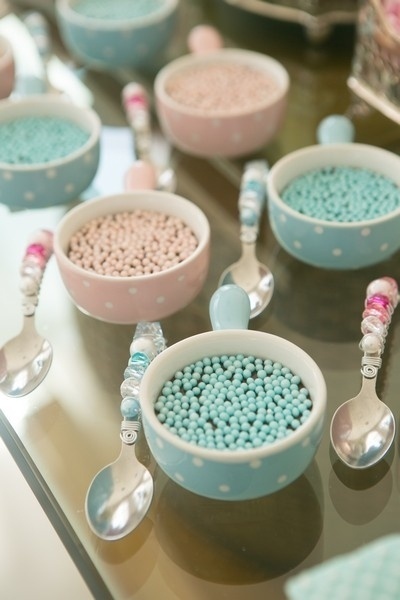 álbum com decoração do chá de bebê da Daniela Albuquerque | Brigadeiros goumert de colher foram servidos em porcelanas na mesa do chá de bebê - Daniela Margotto/Divulgação