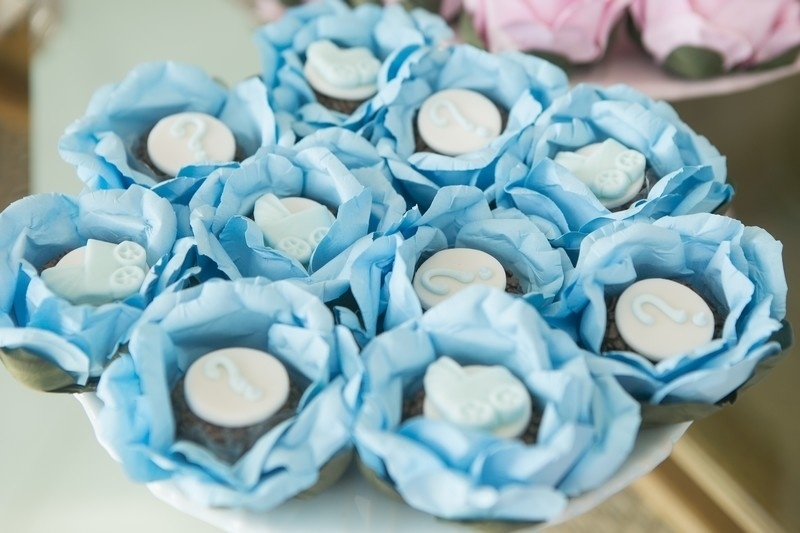 álbum com decoração do chá de bebê da Daniela Albuquerque | Brigadeiros com decoração temática, da Sucre et Sale, também faziam parte da decoração da mesa do chá de bebê - Daniela Margotto/Divulgação