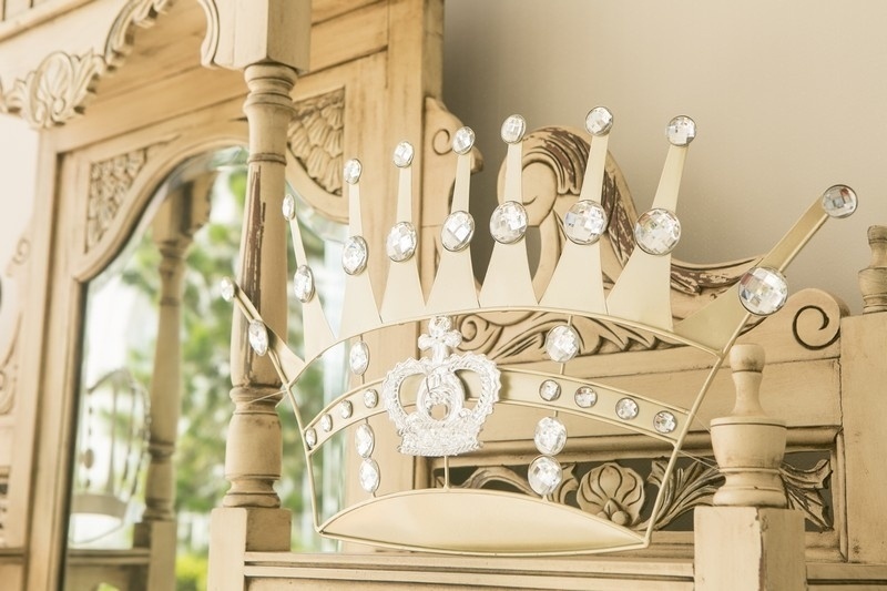 álbum com decoração do chá de bebê da Daniela Albuquerque | Para trabalhar o tema "Príncipe e Princesa" no chá de bebê de Daniela Albuquerque, a Geo Nuzzi Festas explorou coroas - Daniela Margotto/Divulgação