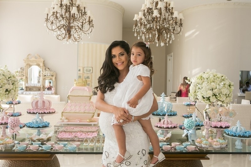 álbum com decoração do chá de bebê da Daniela Albuquerque | Quase um mês antes de dar à luz Antonella, a apresentadora Daniela Albuquerque reuniu família e amigos para o chá de bebê realizado em sua casa em Alphaville - Daniela Margotto/Divulgação