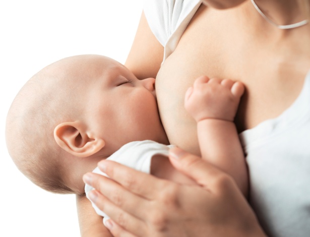 Pesquisadores acompanharam milhares de bebês até a idade adulta para pesquisar benefícios da amamentação - Getty Images
