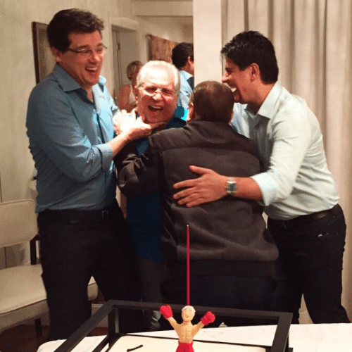 12.mar.2015 - Celso Portiolli, César Filho e Raul Gil comemoram o aniversário de Carlos Alberto de Nóbrega, na noite desta quinta-feira