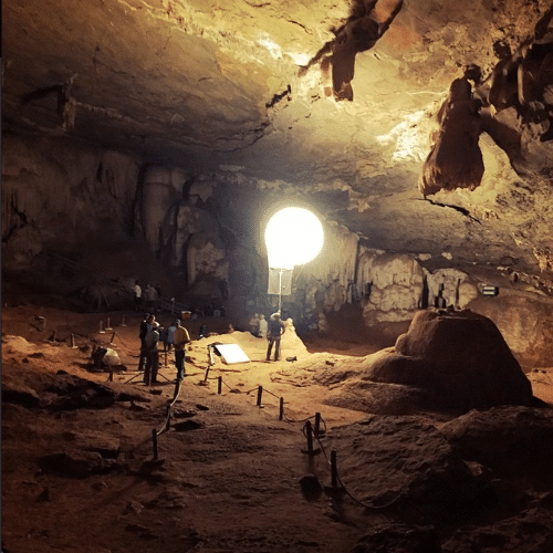 12.mar.2015 - Daniel Rocha mostra os bastidores das gravações das últimas cenas de "Império", dentro de uma caverna, e posta a foto no Instagram, nesta quinta-feira