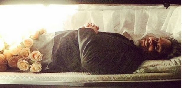Após fim de "Império", Alexandre Nero publica foto deitado em caixão