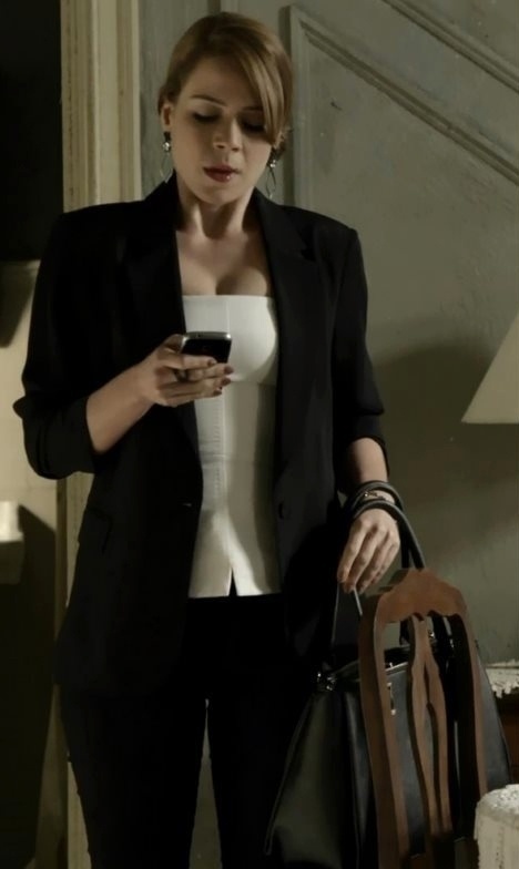 DEPOIS: Em sua nova fase, Cristina (Leandra Leal) abandonou as peças jeans e passou a usar blazers e modelos de alfaiataria. As bolsas utilitárias também saíram de cena e apareceram as com alça curta - Reprodução/TV Globo