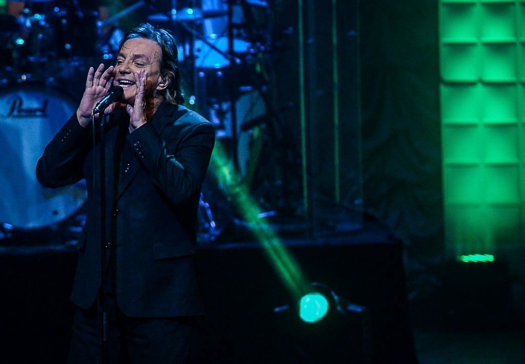 Fotos: Fábio Jr. distribui beijos na boca durante novo show em São