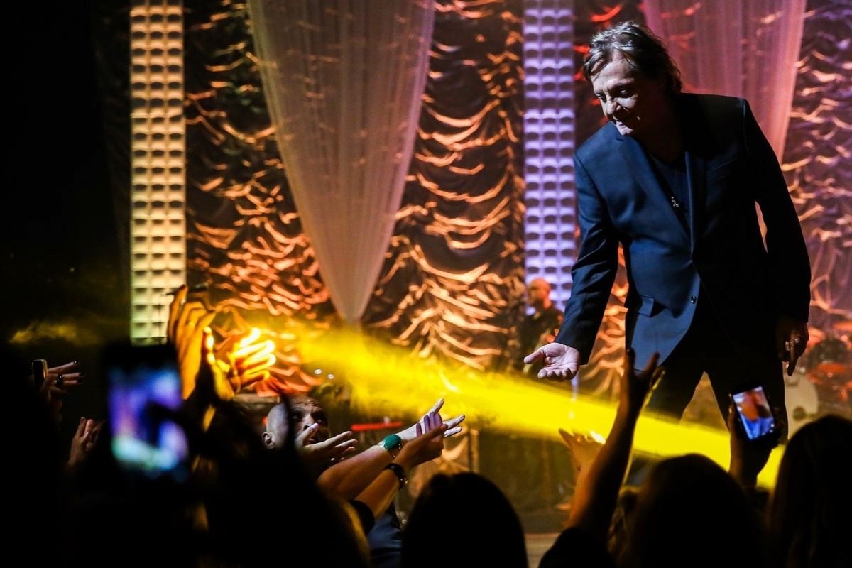 Fotos: Fábio Jr. distribui beijos na boca durante novo show em São