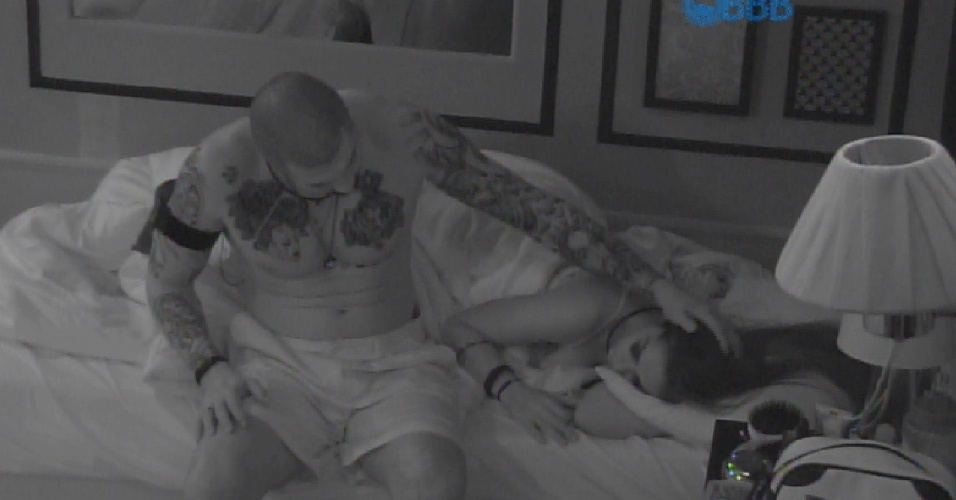 14.mar.2015 - Fernando faz carinho em Amanda e após a empresária dormir, ele dá um beijo e a deixa no quarto laranja para dormir no quarto azul onde dorme Andressa